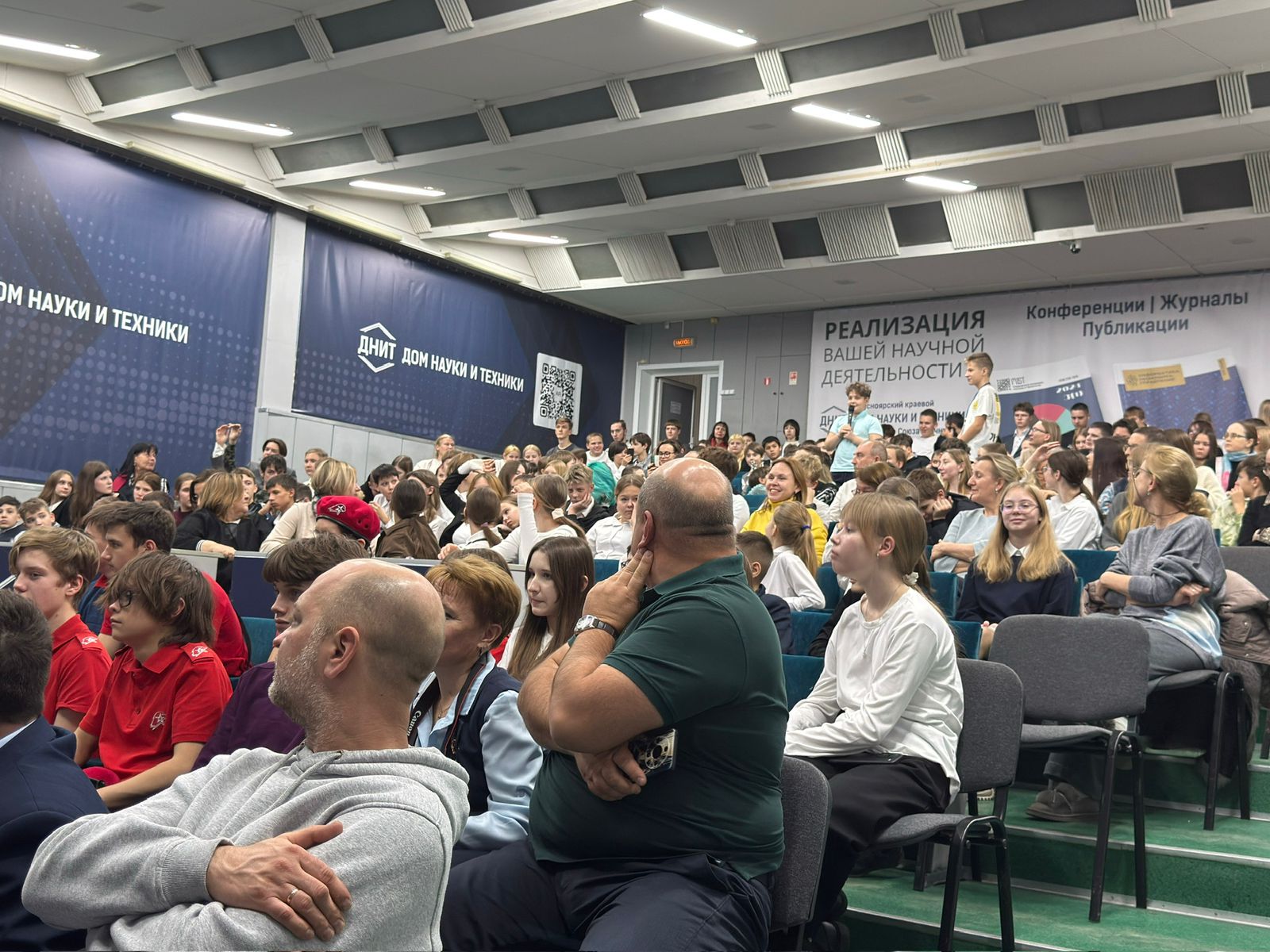 Встреча с космическими экспертами и премьерный показ фильма о монументальном искусстве Сибири объединили более 200 участников в Красноярском Доме науки и техники