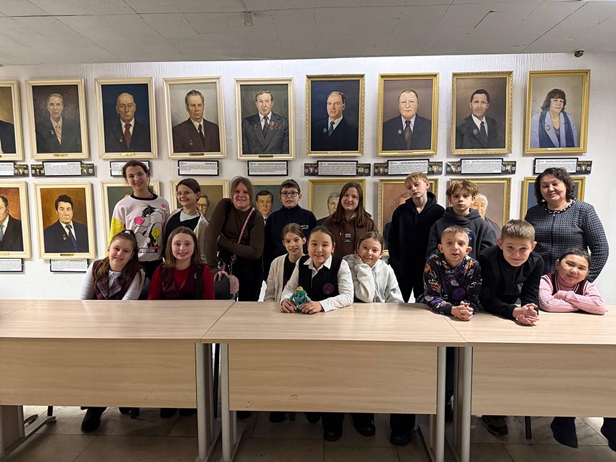 Цифровое погружение в искусство: школьникам показали иммерсивные анимации монументального искусства Енисейской Сибири